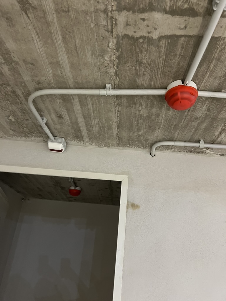 Detector de incendios con piloto luminoso instalado